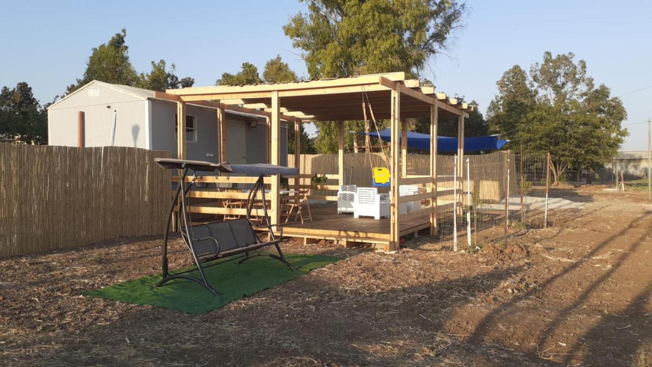 אצל דוד בכפר Apartamento Kfar Gidon Exterior foto