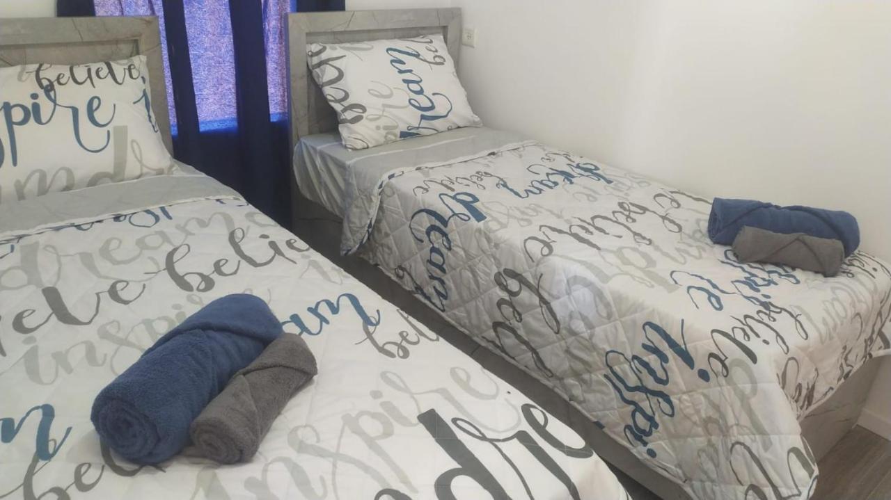 אצל דוד בכפר Apartamento Kfar Gidon Exterior foto